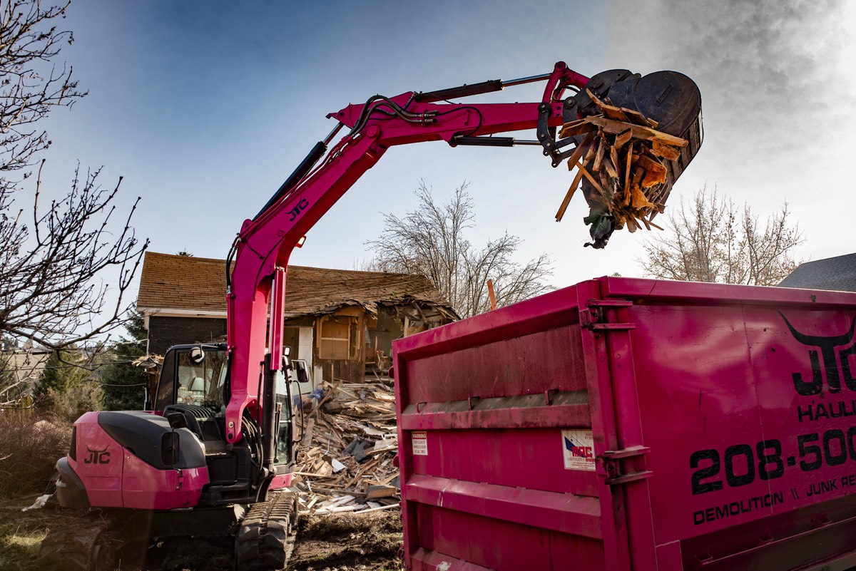 Excavator loading debris
