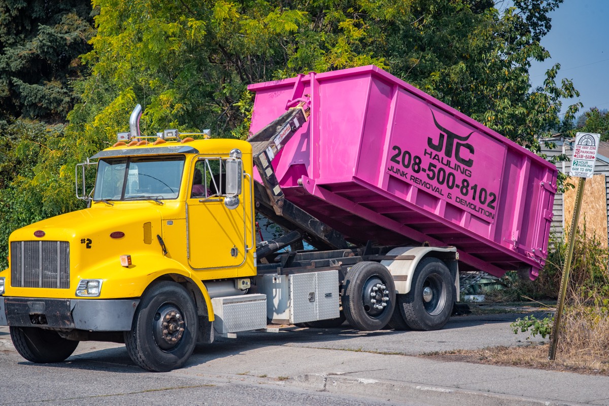 Roll-off truck